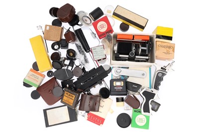Lot 570 - ꩜ A Selection of Mixed Photographica