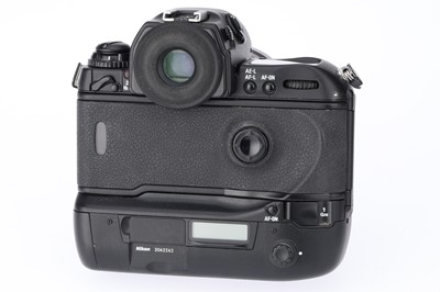 Lot 38 - A Nikon F5 35mm SLR Camera