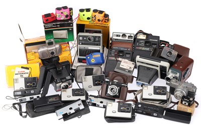 Lot 437 - ꩜ A Mixed Crate of Cameras