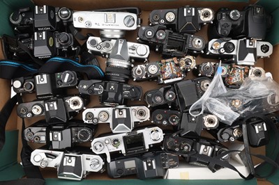 Lot 269 - ꩜ A Tray of 35mm SLR Camera Bodies for Parts
