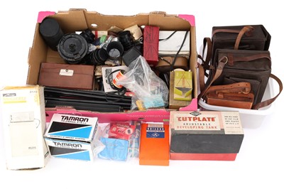 Lot 583 - ꩜ A Selection of Mixed Photographica and Lenses
