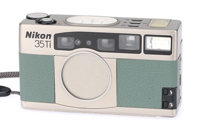 Lot 271 - A Nikon 35Ti Compact Camera