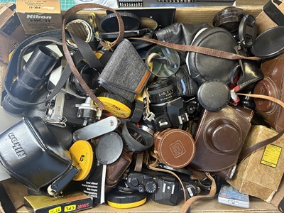 Lot 563 - ꩜ A Large Collection of Cameras & Accessories