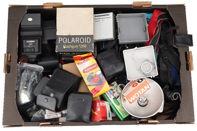 Lot 427 - ꩜ A Selection of Mixed Photographica