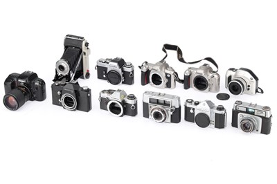 Lot 91 - ꩜ A Tray of 35mm Cameras
