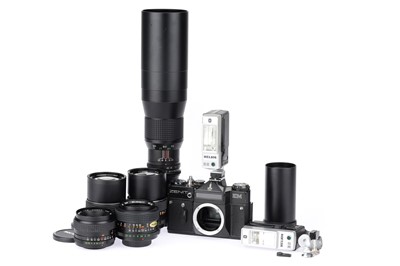 Lot 95 - ꩜ A Zenit EM 35mm SLR Camera Outfit