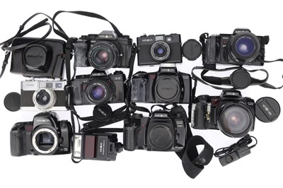 Lot 179 - ꩜ A Group of Minolta 35mm Cameras