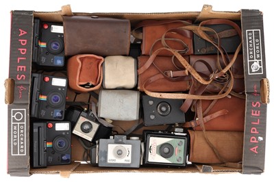 Lot 252 - ꩜ A Mixed Selection of Cameras