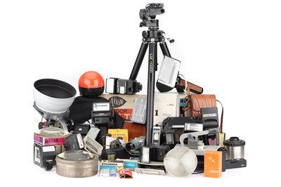 Lot 402 - ꩜ A Large Selection of Mixed Photographica, END LOT