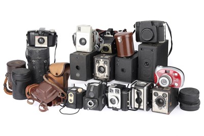 Lot 274 - ꩜ A Selection of Box Cameras