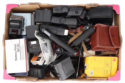 Lot 413 - ꩜ A Tray of Mixed Photographica; END LOT