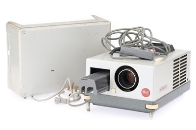 Lot 382 - ꩜ A Leica Pradovit N 35mm Slide Projector