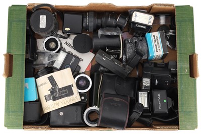 Lot 346 - ꩜ A Tray of Mixed Photographica; END LOT