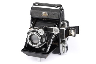 Lot 208 - A Zeiss Ikon Super Ikonta 531 Folding Camera