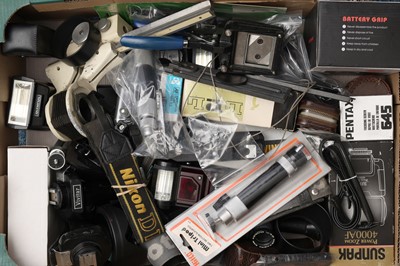 Lot 320 - ꩜ A Mixed Selection of Camera Accessories