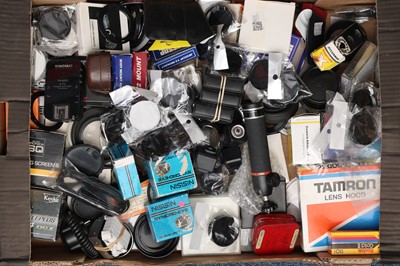 Lot 323 - ꩜ A Mixed Selection of Camera Accessories