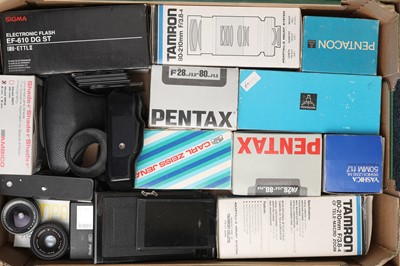 Lot 312 - ꩜ A Mixed Selection of Camera Accessories