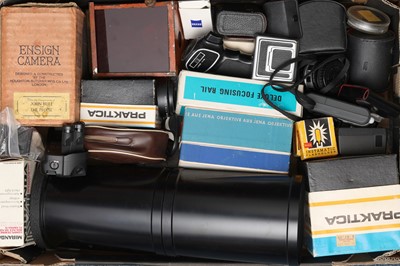 Lot 313 - ꩜ A Mixed Selection of Camera Accessories