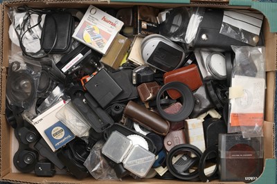 Lot 326 - ꩜ A Large Mixed Selection of Camera Accessories
