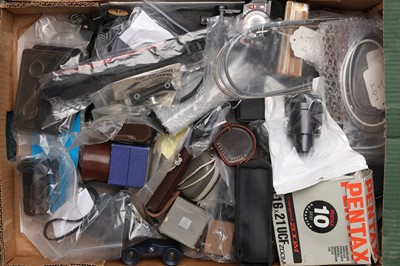 Lot 328 - ꩜ A Mixed Selection of Camera Accessories