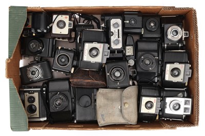 Lot 209 - ꩜ A Mixed Selection of Bakelite Cameras
